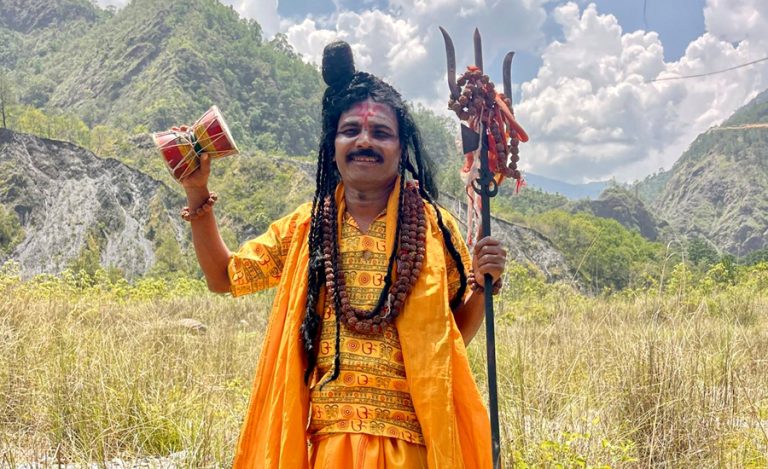 ‘माइतीघर’मा माग्ने बुढाको ‘बाबा’ लुक्स, दरबाङमा छायांकन चल्दै (तस्वीर)