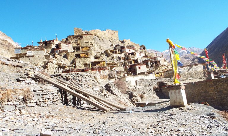 डरै डरमा मनाङका माटाका घर