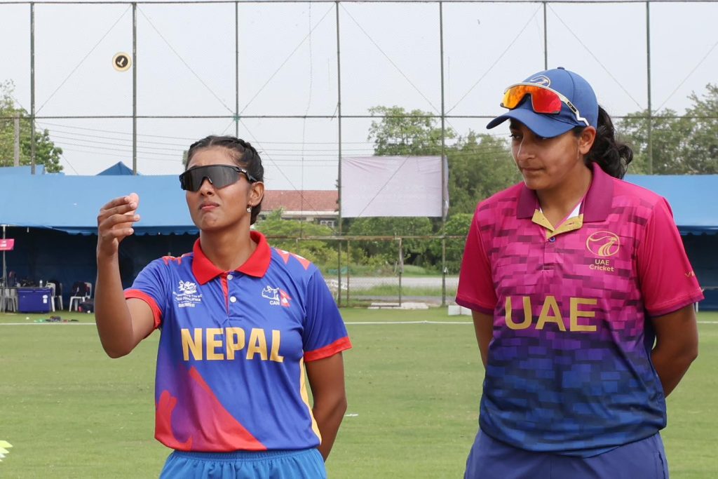 यूएईविरुद्ध टस जितेर नेपाल बलिङ गर्दै