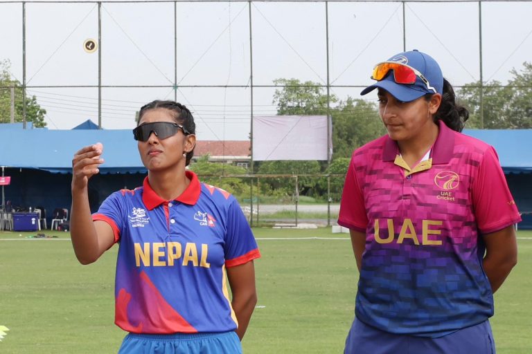यूएईविरुद्ध नेपाल बलिङ गर्दै