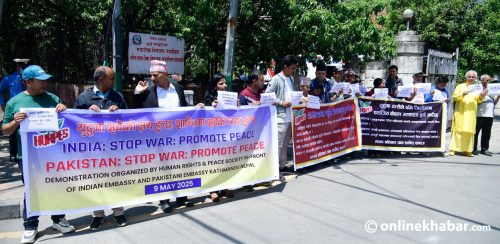 भारत–पाकिस्तान तनाव : काठमाडौंमा दुवै देशका दूतावास अगाडि प्रदर्शन (तस्वीरहरू)