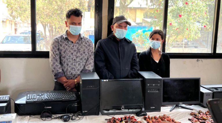 ८ वर्षदेखि कीर्ते कागजात बनाउने कारखानामा प्रहरीको छापा, ३ जना पक्राउ