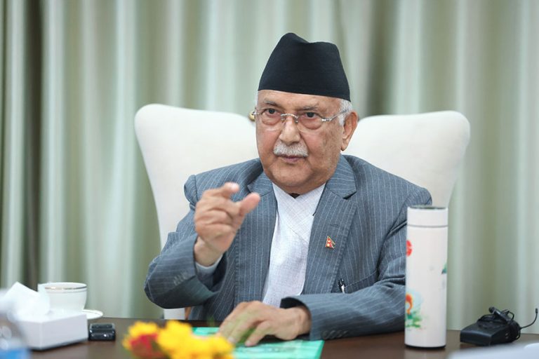 प्रधानमन्त्री ओलीसँग भेट्दै दुई आयोगका पदाधिकारी