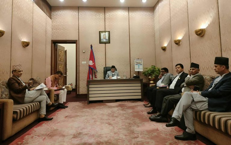 कानूनमन्त्रीसहित दलका प्रमुख सचेतकसँग सभामुखको बैठक जारी