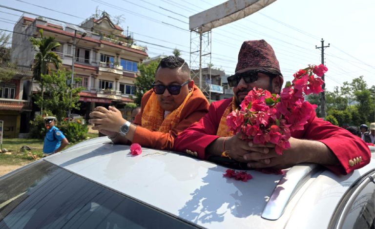 ‘भ्वाइस’ विजेता प्रोसेसलाई जन्मथलोमा बाजागाजासहित स्वागत (तस्वीर)