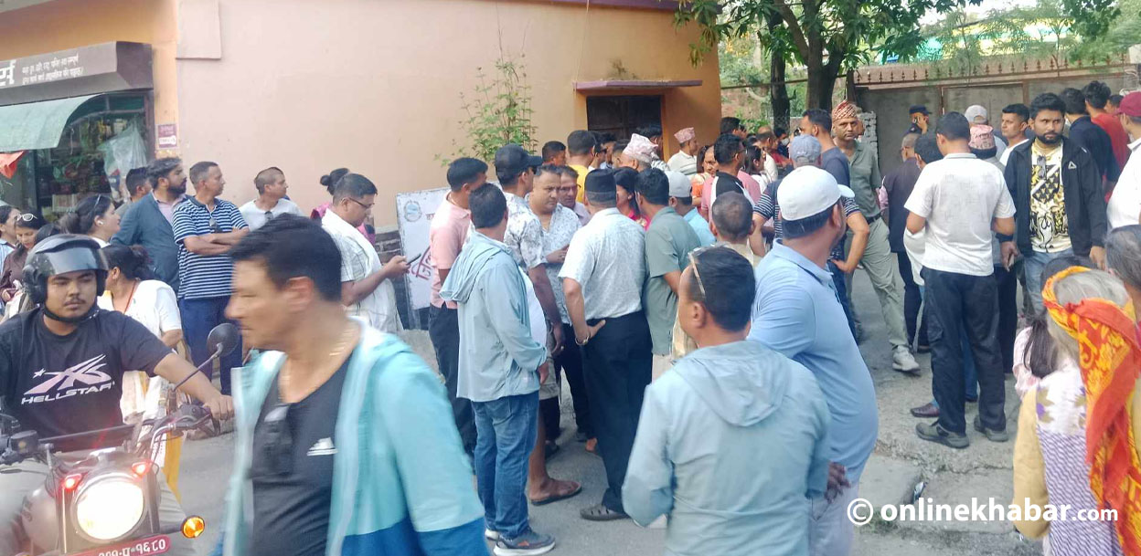 रुपन्देही कारागार अगाडि भेला हुन थाले रास्वपा कार्यकर्ता