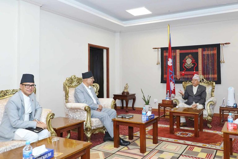 राष्ट्रपतिलाई अर्थमन्त्रीद्वारा बजेटबारे ब्रिफिङ