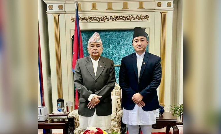 राष्ट्रपति र राखेपका सदस्य सचिव घिसिङबीच भेटवार्ता