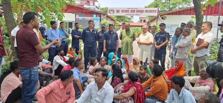 मधेशको गृह मन्त्रालय अगाडि शहीद परिवारको धर्ना