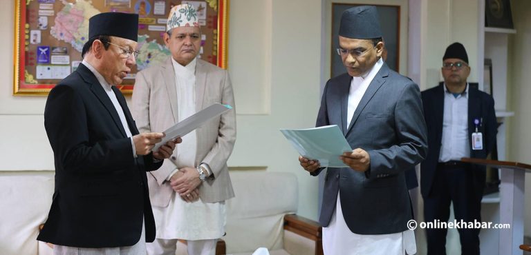नवनियुक्त गभर्नर पौडेलले लिए शपथ