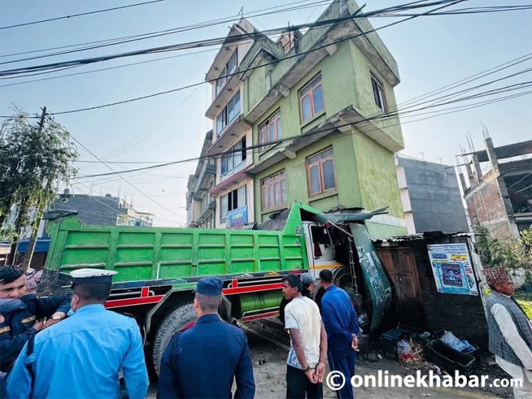 धुलिखेलको खड्पुमा घरभित्रै छिर्‍यो टिपर
