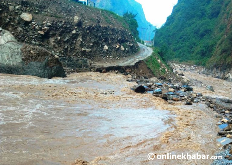 अझै खुलेन असार १ गतेबाट बन्द भएको अरनिको राजमार्ग
