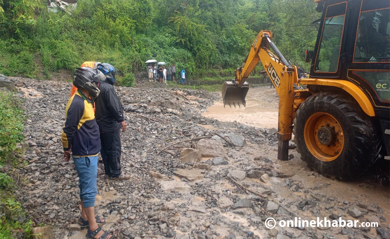 पहिरोले अवरूद्ध बीपी राजमार्ग एकतर्फी खुल्यो