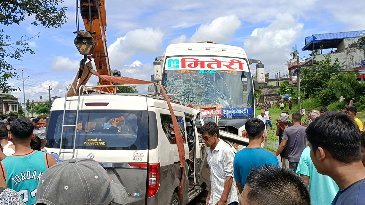 चितवनमा बस र माइक्रो ठोक्किँदा ५ जनाको मृत्यु, ८ जना घाइते