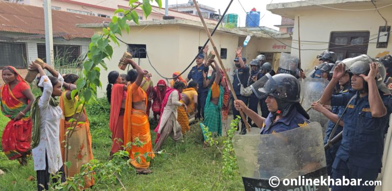 बालकको मृत्युपछि सिरहा अस्पतालमा तनाव, १० जना घाइते