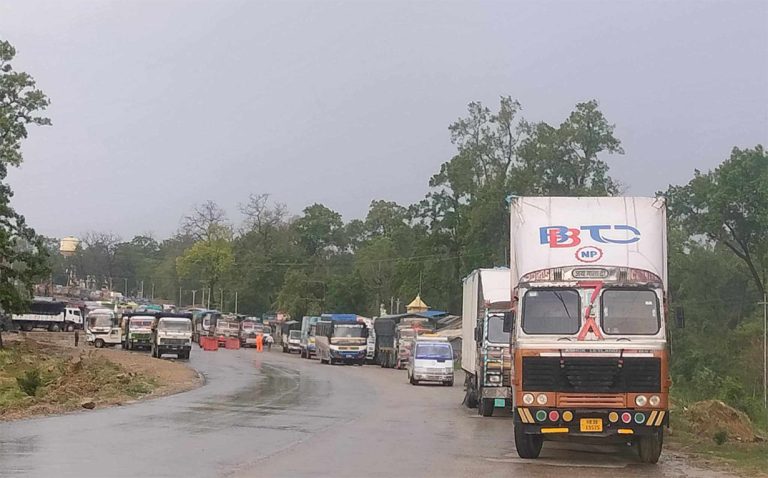 दाउन्ने खण्ड हिलाम्मे हुँदा चल्न सकेनन् गाडी, लामो ट्राफिक जामले यात्रु हैरान