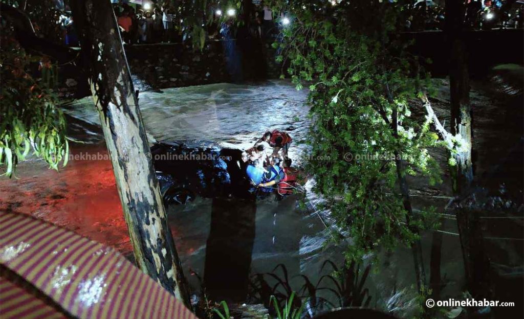 टोखामा विष्णुमतीको बाढीले बगायो कार, एक महिलाको उद्धार 