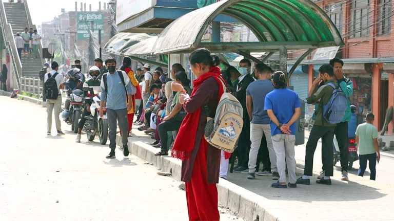 सार्वजनिक यातायात बन्दले यात्रीहरु मर्कामा