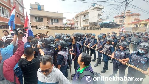 तरुण दल केन्द्रीय समिति भंग गर्नुपर्ने माग राखेर सानेपामा नाराबाजी (तस्वीरहरू)