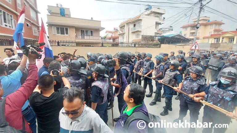 तरुण दल केन्द्रीय समिति भंग गर्नुपर्ने माग राखेर सानेपामा नाराबाजी (तस्वीरहरू)