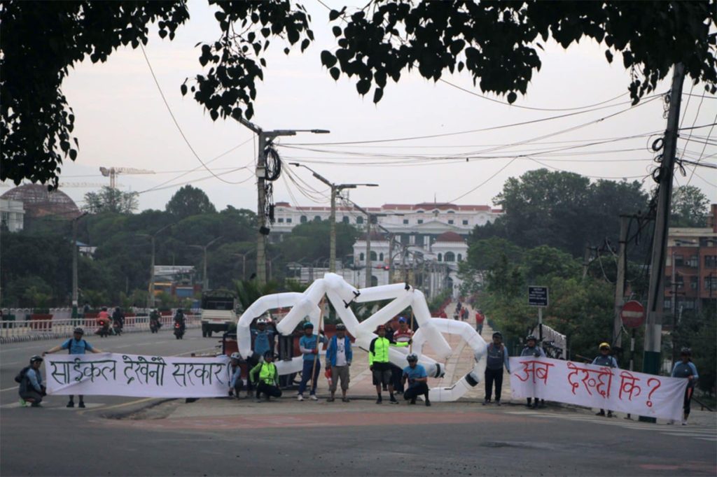 ‘साइकल लेन’ माग गर्दै सिंहदरबार अगाडि प्रदर्शन