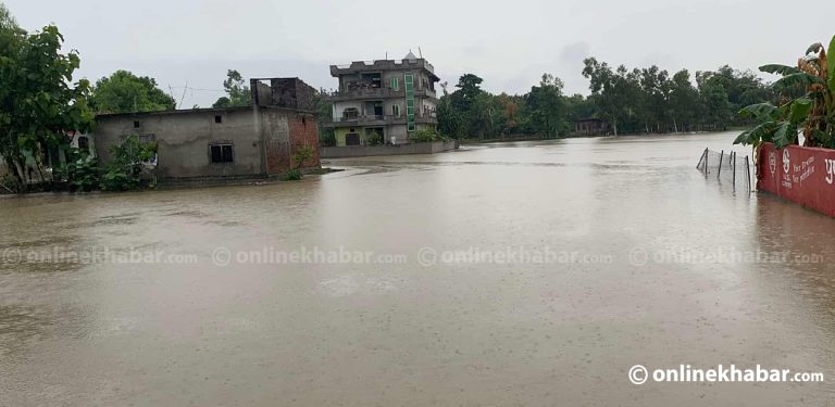 धनगढीका झन्डै एक हजार घर डुबानमा, ८ जनाको उद्धार