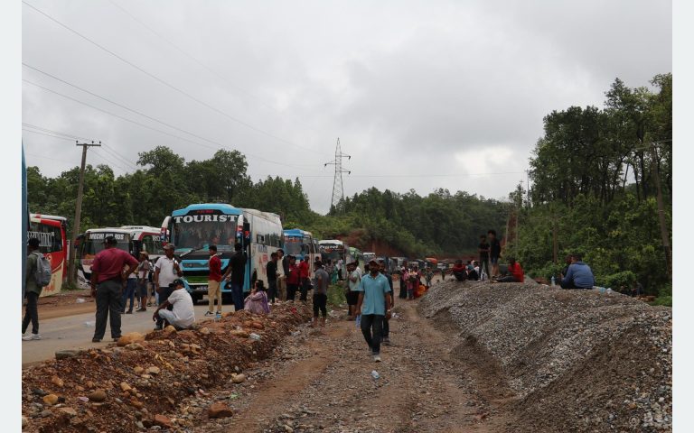 दुम्कीवास-दाउन्ने सडक खण्डमा यात्रुले अझै सास्ती पाउने