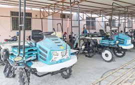 झापा किसानलाई धान रोप्न ‘राइस ट्रान्सप्लान्टर’ उपकरण प्रदान
