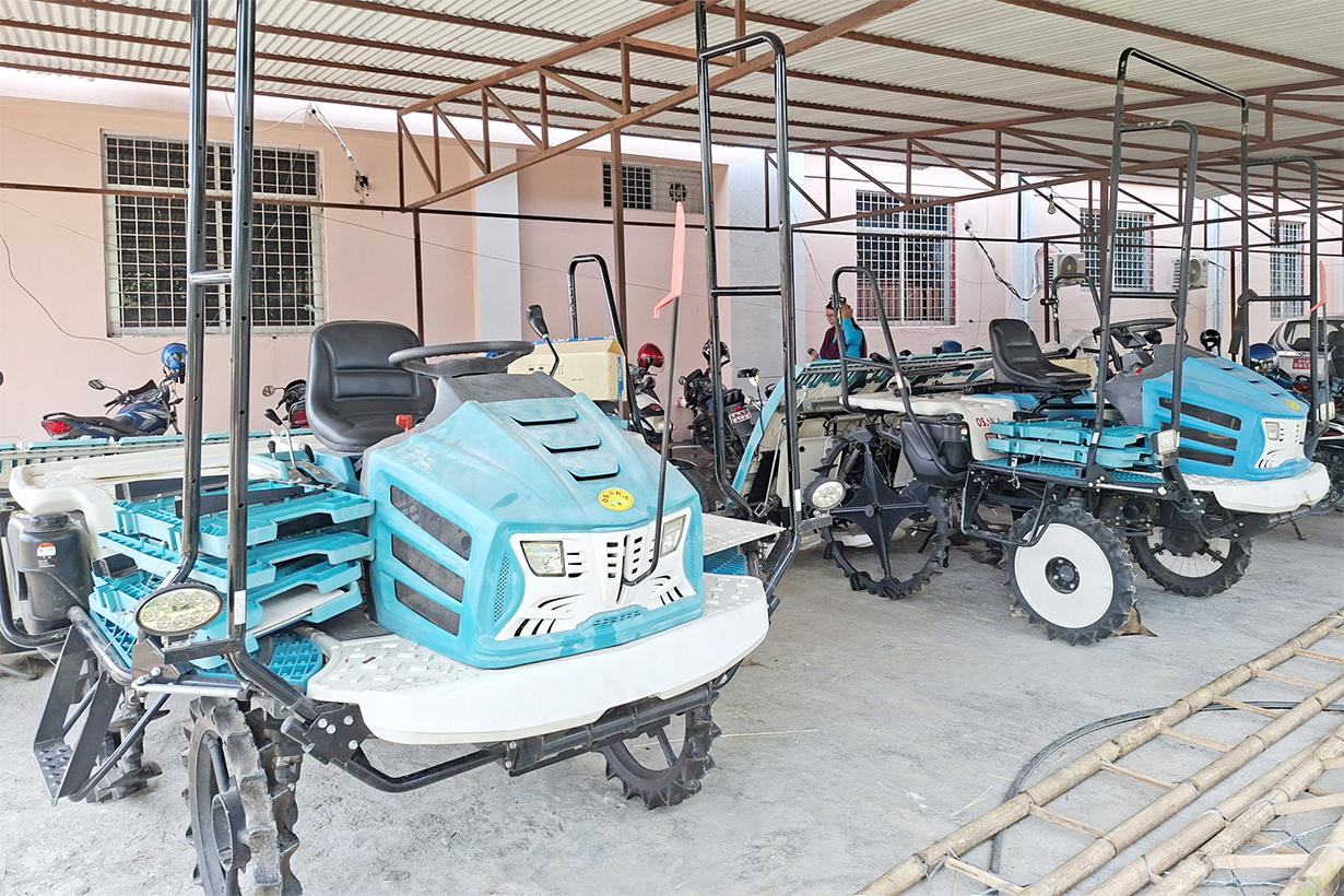 झापा किसानलाई धान रोप्न ‘राइस ट्रान्सप्लान्टर’ उपकरण प्रदान