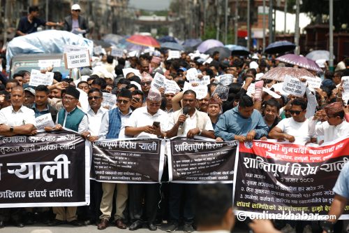 विलासिता कर खारेजीको माग गर्दै सोमबार पनि सुनचाँदी व्यवसायीको प्रदर्शन