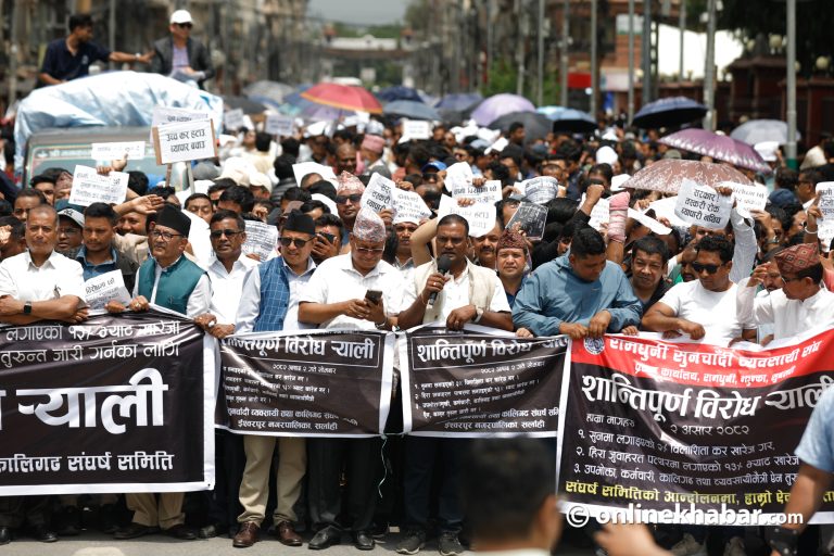 विलासिता कर खारेजीको माग गर्दै सोमबार पनि सुनचाँदी व्यवसायीको प्रदर्शन