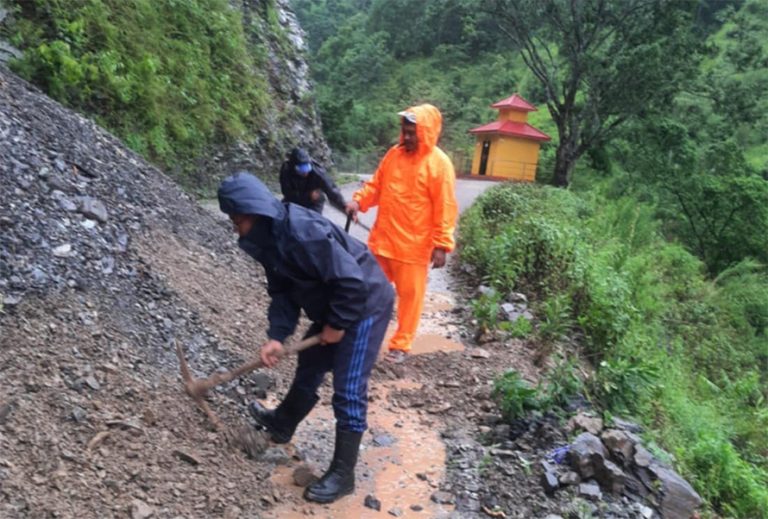 पहिरोले गुल्मीको शान्तिपुर–चोरकाटे पक्की सडक अवरुद्ध