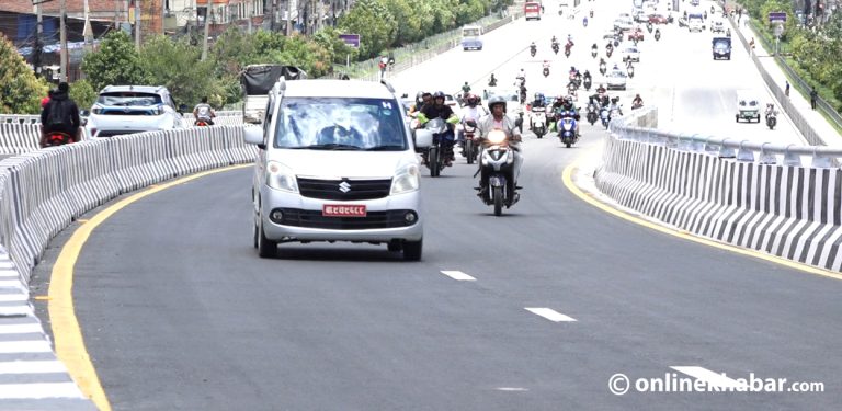 ग्वार्कोको ओभरपासबाट गुड्न थाले गाडी