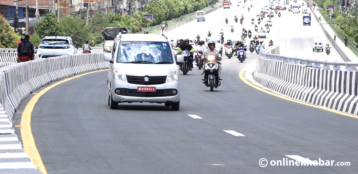 ग्वार्कोको ओभरपासबाट गुड्न थाले गाडी