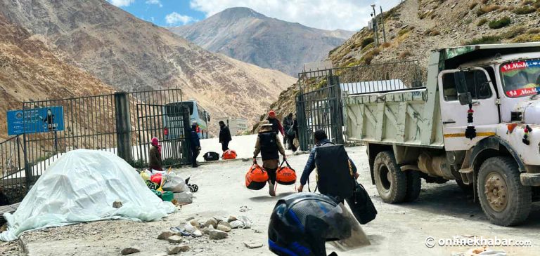 ह्वात्तै बढे हुम्लाबाट ताक्लाकोट छिर्ने नेपाली, ८ हजारले लिए सीमापास
