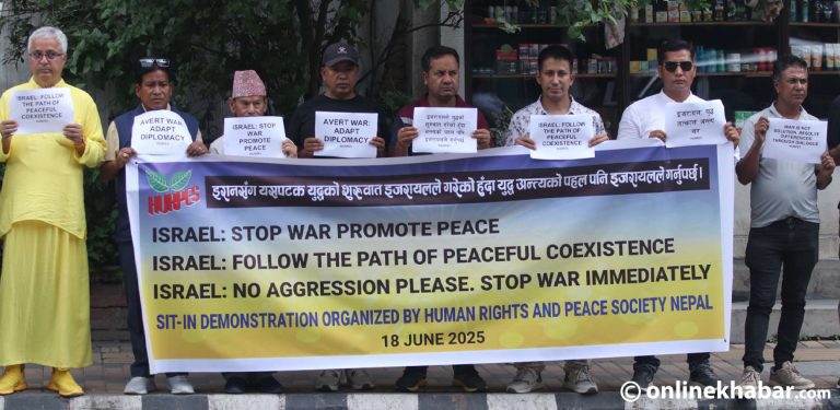 इजरायल–इरानबीचको युद्ध रोक्न माग गर्दै काठमाडौंमा प्रदर्शन (तस्वीरहरू)