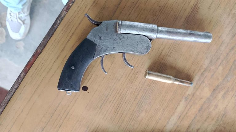 धनगढीमा कटुवा पेस्तोलसहित दुई भारतीय नागरिक पक्राउ