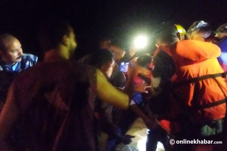 प्रशासनको चेतावनी बेवास्ता गर्दै ढुंगागिट्टी निकाल्न रोशी खोलामा गएकाहरु बाढीमा फसे, ५ जनाको उद्धार