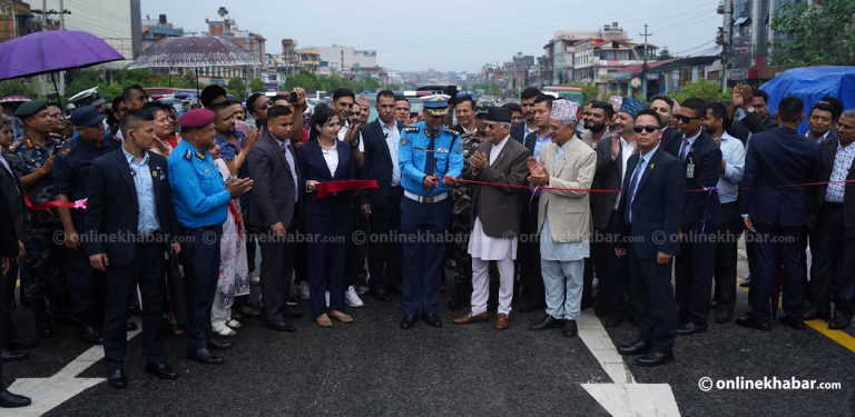 प्रधानमन्त्रीको उपस्थितिमा ट्राफिक प्रहरीका एसएसपीले गरे ग्वार्को ओभरपास उद्घाटन