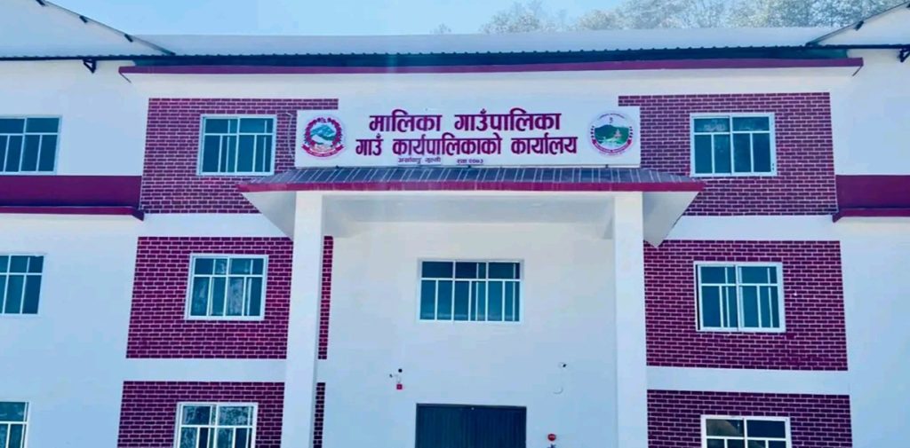 मालिकामा करार कर्मचारीको विवाद, वडाअध्यक्षको विरोध र प्रमुख प्रशासकीय अधिकृतको सरुवा
