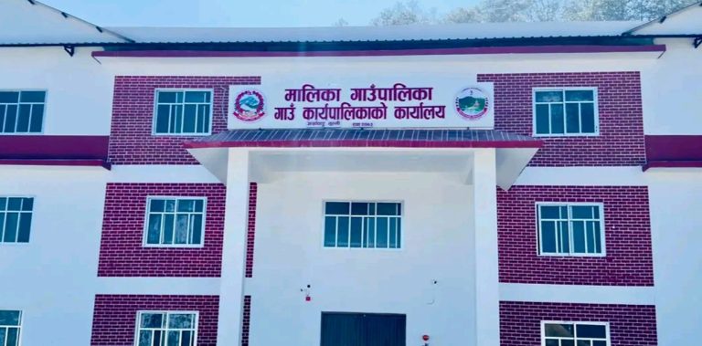मालिकामा करार कर्मचारीको विवाद, वडाअध्यक्षको विरोध र प्रमुख प्रशासकीय अधिकृतको सरुवा