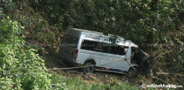 काठमाडौंबाट चितवन जाँदै गरेको माइक्रो दुर्घटना, १९ जना घाइते
