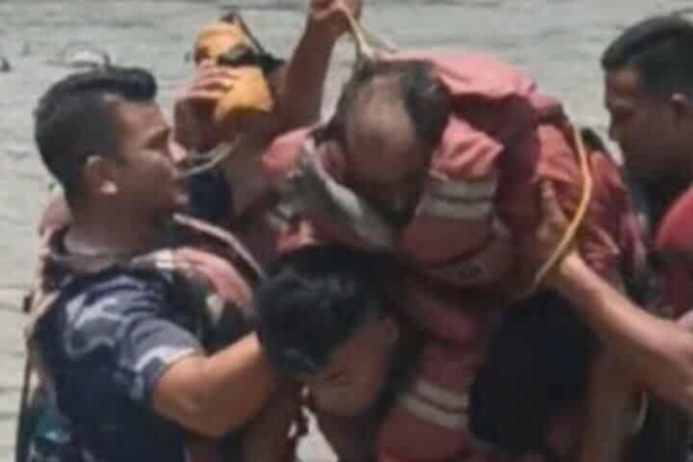 नारायणी नदीमा बग्दै आएका पुरुषको जीवितै उद्धार 