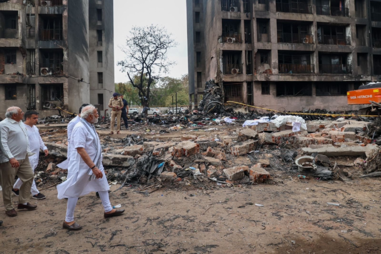 विमान दुर्घटनास्थलमा पुगे भारतीय प्रधानमन्त्री मोदी