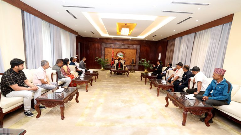 ऐतिहासिक सुन्धारा र धरहराको संरक्षणका लागि प्रधानमन्त्रीसँग स्थानीयवासीको आग्रह