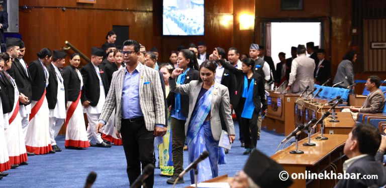 सत्तापक्षका सांसद बोल्न थालेपछि संसद्‌बाट बाहिरियो रास्वपा