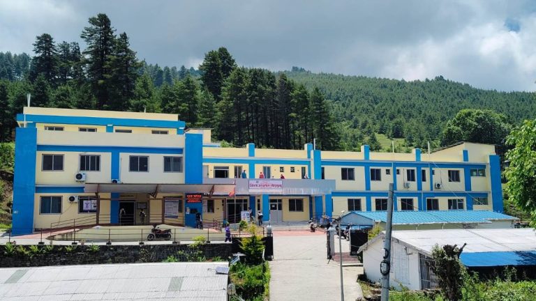 १५ शय्याको अस्पतालमा ५४ शय्याको सेवा, करारका कर्मचारीमा भर