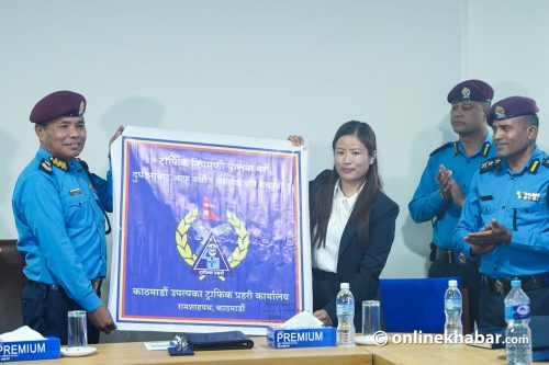मकालुमा फहराइएको सन्देशमुलक ब्यानर ट्राफिकलाई हस्तान्तरण