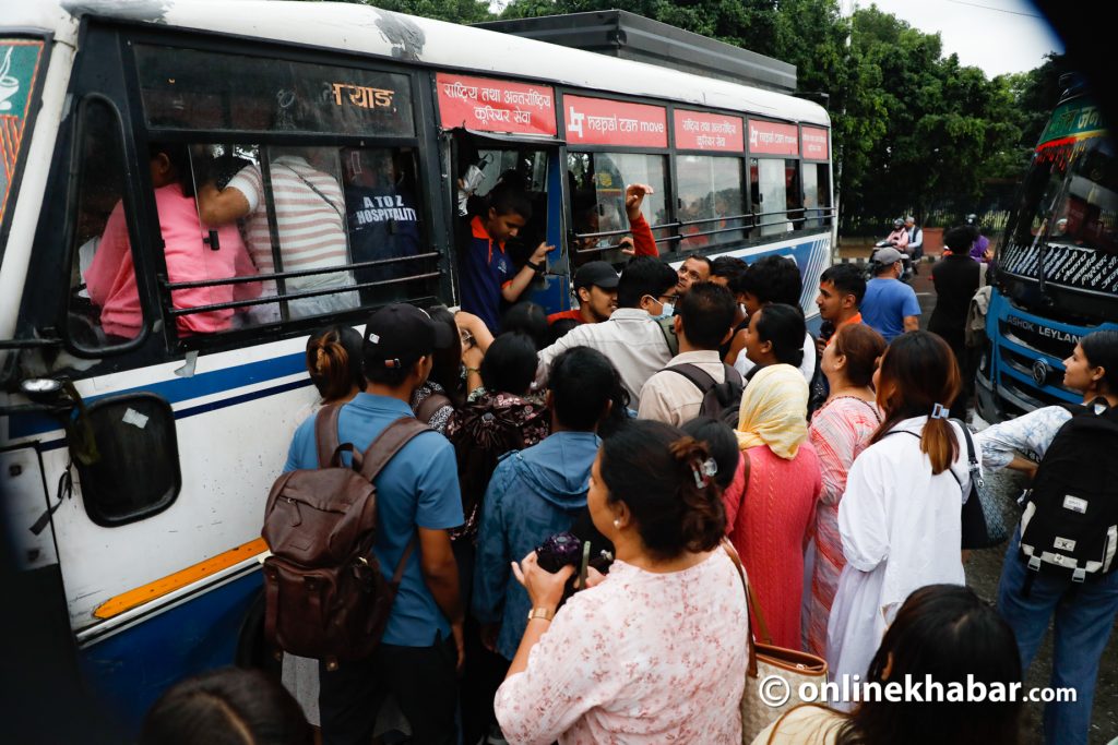 सार्वजनिक यातायात दुर्दशा : गुन्द्रुक जसरी खाँदिन्छन् यात्रु