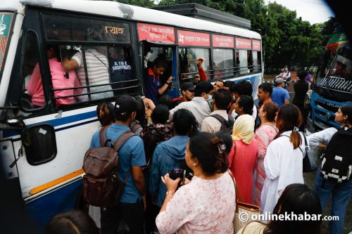 सार्वजनिक यातायात दुर्दशा : गुन्द्रुक जसरी खाँदिन्छन् यात्रु